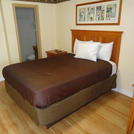 Budget Inn Лотон Экстерьер фото