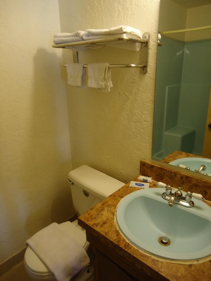 Budget Inn Лотон Экстерьер фото