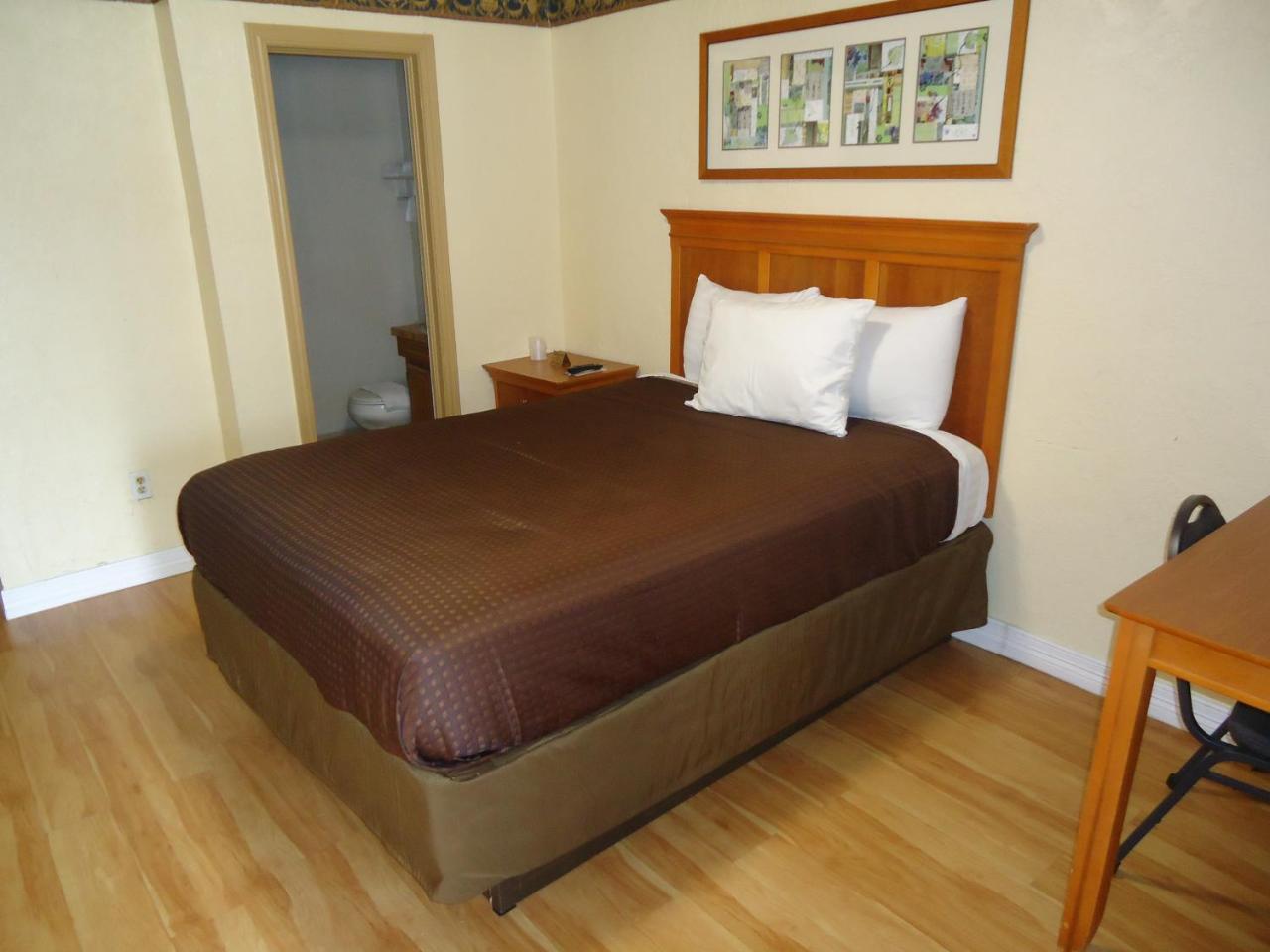 Budget Inn Лотон Экстерьер фото