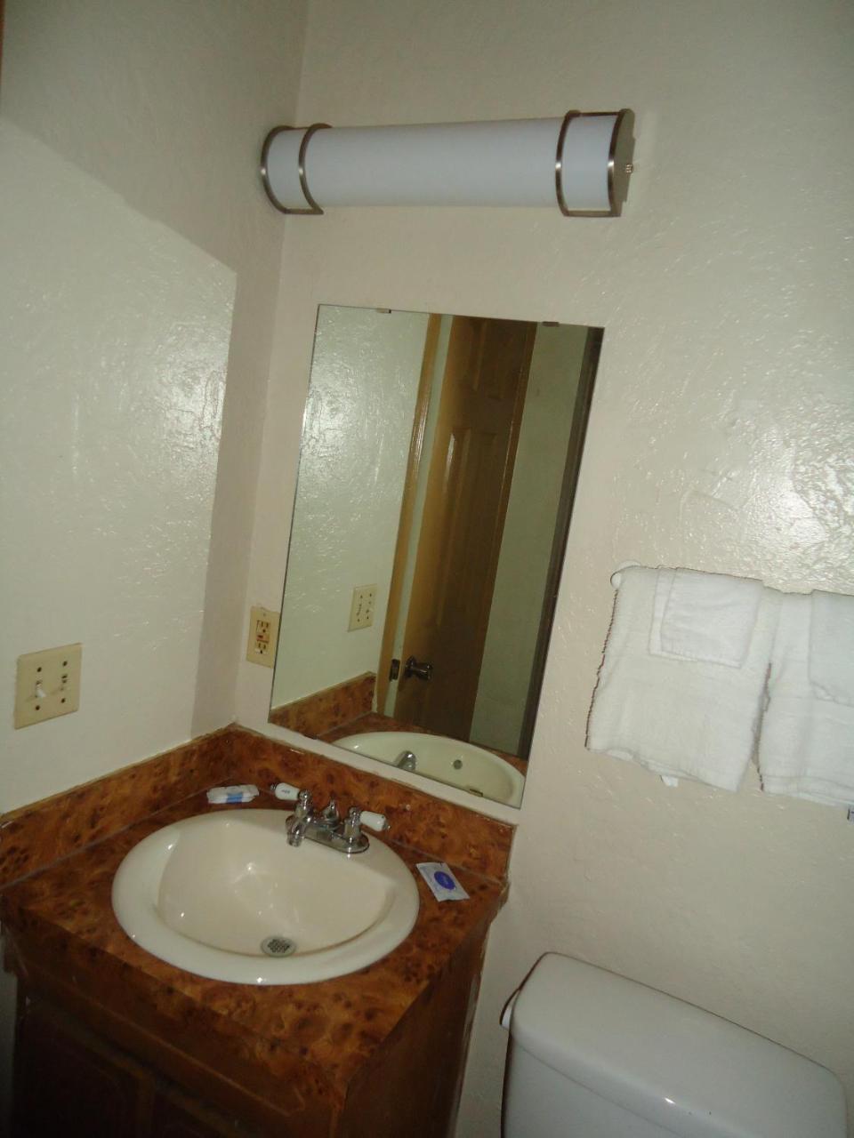 Budget Inn Лотон Экстерьер фото